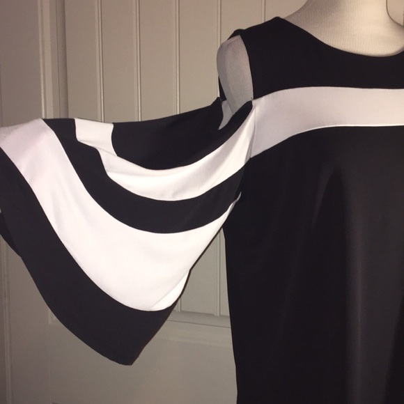 venue Tops - Gorgeous top with cold shoulder sleeves